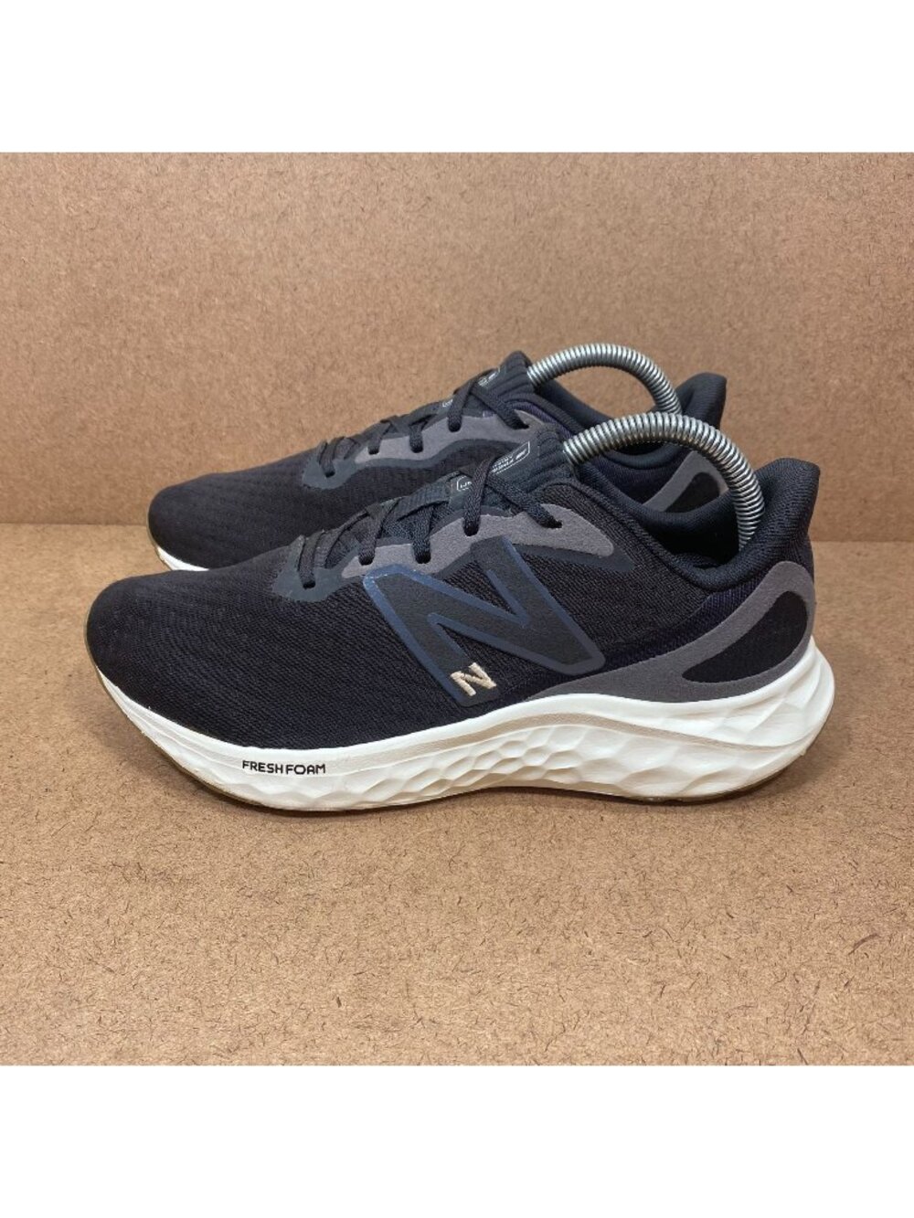 New Balance Fresh Foam Arishi V4 Running Shoes Black & White Womens Size 9
